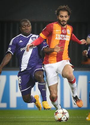 Aktuell Fussball, Champions League, RSC Anderlecht - Galatasaray Istanbul - BRUSSELS, BELGIUM: Anderlecht s Frank Acheampong and Galatasaray s Hamit Altintop fight for the ball during a game between Belgian soccer team RSCA Anderlecht and Turkish team Galatasaray, in Brussels, in the Constant Vanden Stock stadium, Wednesday 26 November 2014, on the fifth day of the group stage of the UEFA Champions League competition, in group D. VIRGINIExLEFOUR  x04509506x