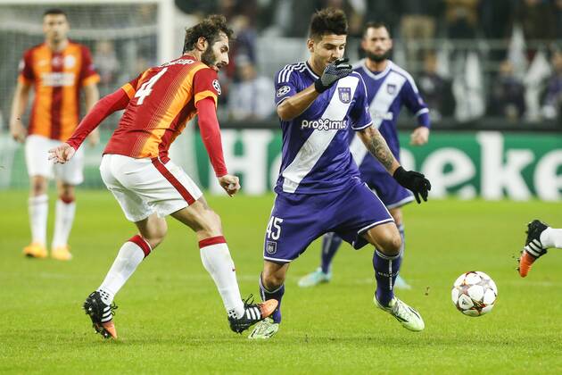Aktuell Fussball, Champions League, RSC Anderlecht - Galatasaray Istanbul - BRUSSELS, BELGIUM: Galatasaray s Hamit Altintop and Anderlecht s Alexandar Mitrovic fight for the ball during a game between Belgian soccer team RSCA Anderlecht and Turkish team Galatasaray, in Brussels, in the Constant Vanden Stock stadium, Wednesday 26 November 2014, on the fifth day of the group stage of the UEFA Champions League competition, in group D. THIERRYxROGE  x04509513x