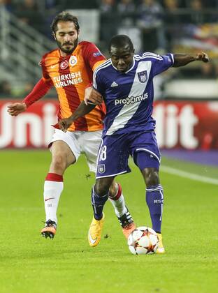 Aktuell Fussball, Champions League, RSC Anderlecht - Galatasaray Istanbul - BRUSSELS, BELGIUM: Galatasaray s Hamit Altintop and Anderlecht s Frank Acheampong fight for the ball during a game between Belgian soccer team RSCA Anderlecht and Turkish team Galatasaray, in Brussels, in the Constant Vanden Stock stadium, Wednesday 26 November 2014, on the fifth day of the group stage of the UEFA Champions League competition, in group D. THIERRYxROGE  x04509520x