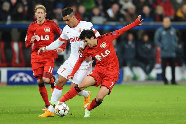 Fußball Champions League Gruppenphase 5.Spieltag Bayer Leverkusen - AS Monaco am 26.11.2014 in der BayArena in Leverkusen Son Heung-Min ( Leverkusen ), vorne - Nabil Dirar ( Monaco ), hinten