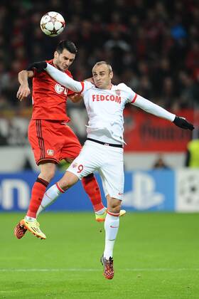 Fußball Champions League Gruppenphase 5.Spieltag Bayer Leverkusen - AS Monaco am 26.11.2014 in der BayArena in Leverkusen Emir Spahic ( Leverkusen ), links - Dimitar Berbatov ( Monaco ), rechts