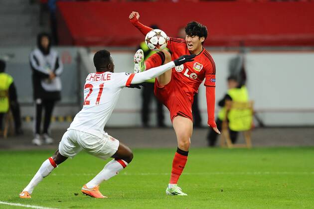 Fußball Champions League Gruppenphase 5.Spieltag Bayer Leverkusen - AS Monaco am 26.11.2014 in der BayArena in Leverkusen Elderson ( Monaco ), links - Son Heung-Min ( Leverkusen ), rechts