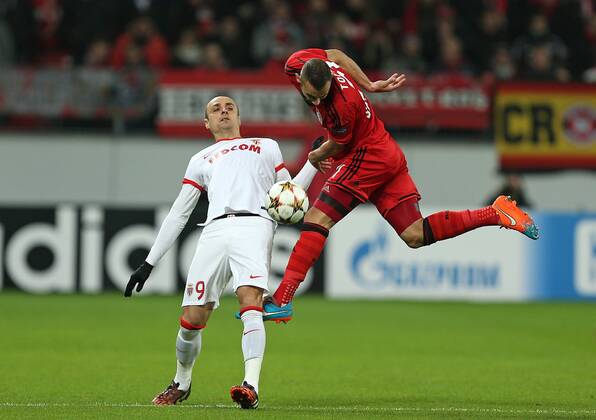 26.11.2014, Fussball Champions League 2014 2015, Vorrunde, 5.Spieltag, Bayer Leverkusen - AS Monaco, in der BayArena Leverkusen. v.l. Dimitar Berbatov (AS Monaco) gegen Ömer Toprak (Bayer Leverkusen) 