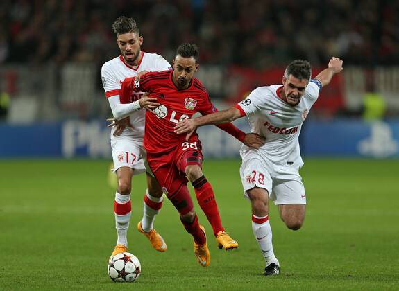 26.11.2014, Fussball Champions League 2014 2015, Vorrunde, 5.Spieltag, Bayer Leverkusen - AS Monaco, in der BayArena Leverkusen. v.l. Yannick Ferreira Carrasco (AS Monaco) gegen Karim Bellarabi (Bayer Leverkusen) , Jeremy Toulalan (AS Monaco) 