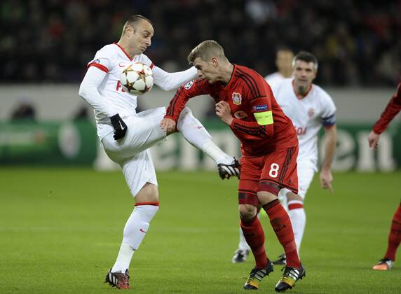 BayArena Leverkusen 26.11.2014, UEFA Champions League 2014 2015 Vorrunde 5. Spieltag, Bayer 04 Leverkusen vs. AS Monaco --- Dimitar Berbatov gegen Lars Bender (Leverkusen)