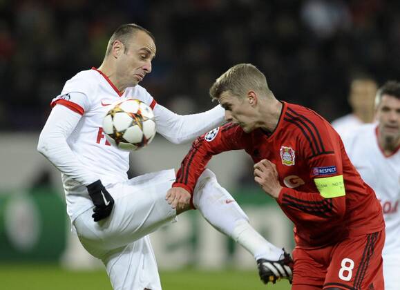 BayArena Leverkusen 26.11.2014, UEFA Champions League 2014 2015 Vorrunde 5. Spieltag, Bayer 04 Leverkusen vs. AS Monaco --- Dimitar Berbatov gegen Lars Bender (Leverkusen)