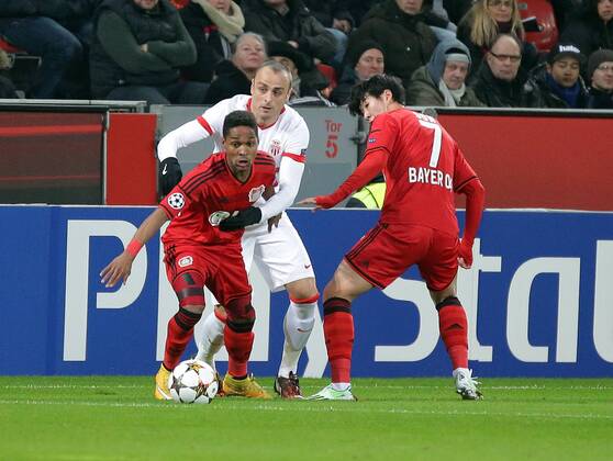 26.11.2014, xovx, Fussball UEFA Champions League, Bayer Leverkusen - AS Monaco, v.l. Wendell (Bayer 04 Leverkusen), Dimitar Berbatov (AS Monaco), Heung-Min Son (Bayer 04 Leverkusen), Aktion.