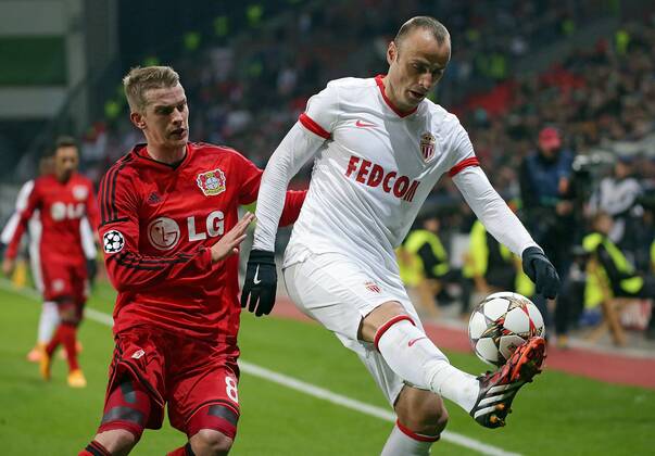 26.11.2014, xovx, Fussball UEFA Champions League, Bayer Leverkusen - AS Monaco, v.l. Lars Bender (Bayer 04 Leverkusen), Dimitar Berbatov (AS Monaco), Aktion.