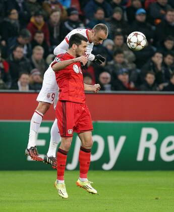 26.11.2014, xovx, Fussball UEFA Champions League, Bayer Leverkusen - AS Monaco, v.l. Kopfballduell zwischen Emir Spahic (Bayer 04 Leverkusen) und Dimitar Berbatov (AS Monaco), Aktion.