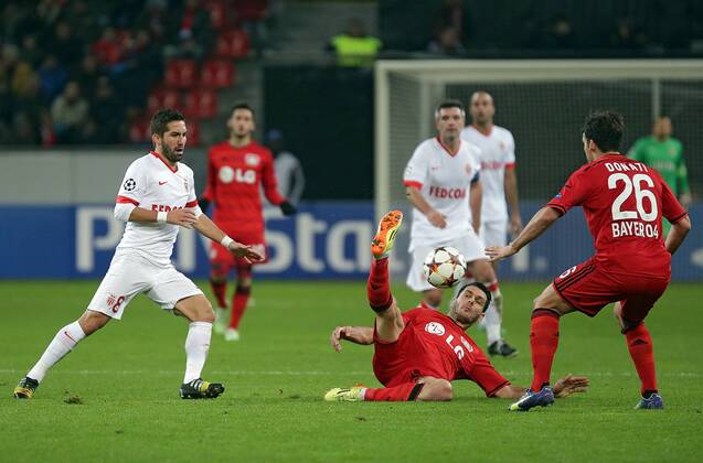 26.11.2014, xovx, Fussball UEFA Champions League, Bayer Leverkusen - AS Monaco, v.l. Joao Moutinho (AS Monaco), Emir Spahic (Bayer 04 Leverkusen), Giulio Donati (Bayer 04 Leverkusen), Aktion.