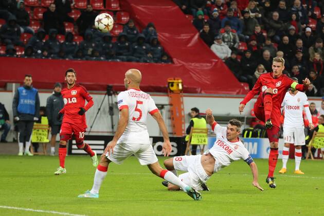 Lars Bender (Bayer 04 Leverkusen 8) mit einem Lattenschuss Bayer 04 Leverkusen vs AS Monaco, Fussball, Champions-League, 26.11.2014 , EP_JSE