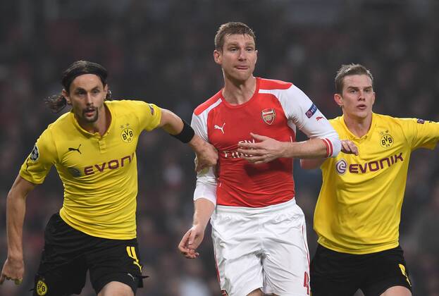 FUSSBALL CHAMPIONS LEAGUE SAISON 2014 2015 VORRUNDE Arsenal London - Borussia Dortmund 26.11.2014 Neven Subotic (li) und Sven Bender (re, re, beide Borussia Dortmund) kümmern sich um Per Mertesacker (Mitte, Arsenal) 