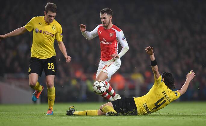 FUSSBALL CHAMPIONS LEAGUE SAISON 2014 2015 VORRUNDE Arsenal London - Borussia Dortmund 26.11.2014 Matthias Ginter (li) und Neven Subotic (re, beide Borussia Dortmund) kümmern sich um Aaron Ramsey (Mitte, Arsenal) 