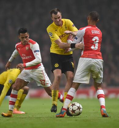 FUSSBALL CHAMPIONS LEAGUE SAISON 2014 2015 VORRUNDE Arsenal London - Borussia Dortmund 26.11.2014 Kevin Grosskreutz (Mitte, Borussia Dortmund) gegen Alexis Sanchez (li) und Kieran Gibbs (re, beide Arsenal) 