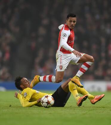 FUSSBALL CHAMPIONS LEAGUE SAISON 2014 2015 VORRUNDE Arsenal London - Borussia Dortmund 26.11.2014 Pierre-Emerick Aubameyang (am Boden, Borussia Dortmund) grätscht Alexis Sanchez (Arsenal) relativ erfolglos ab 