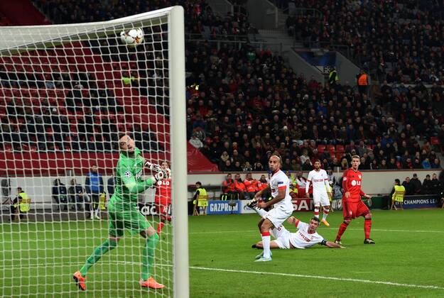 26.11.2014, Fussball, Saison 2014 15, UEFA Champions League, Vorrunde, Bayer 04 Leverkusen - AS Monaco Lars Bender (Bayer 04 Leverkusen), re., trifft mit diesem Schuss nur die Torlatte.