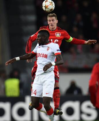 26.11.2014, Fussball, Saison 2014 15, UEFA Champions League, Vorrunde, Bayer 04 Leverkusen - AS Monaco Lars Bender (Bayer 04 Leverkusen), re., gegen Tiemoue Bakayoko (AS Monaco)