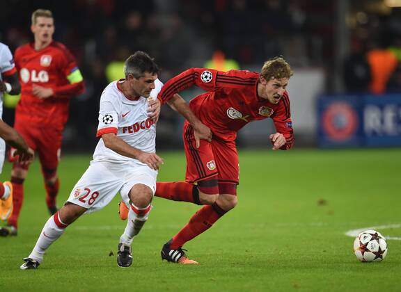 26.11.2014, Fussball, Saison 2014 15, UEFA Champions League, Vorrunde, Bayer 04 Leverkusen - AS Monaco Stefan Kiessling, Stefan Kießling (Bayer 04 Leverkusen), re., gegen Jeremy Toulalan (AS Monaco)
