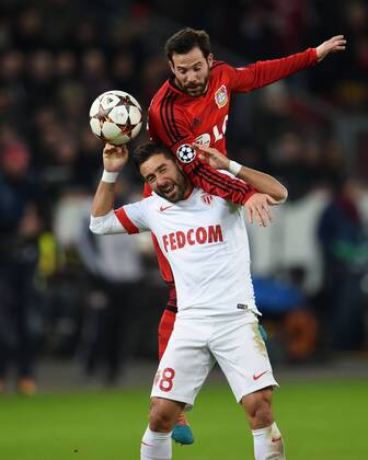 26.11.2014, Fussball, Saison 2014 15, UEFA Champions League, Vorrunde, Bayer 04 Leverkusen - AS Monaco Gonzalo Castro (Bayer 04 Leverkusen), re., gegen Joao Moutinho (AS Monaco)