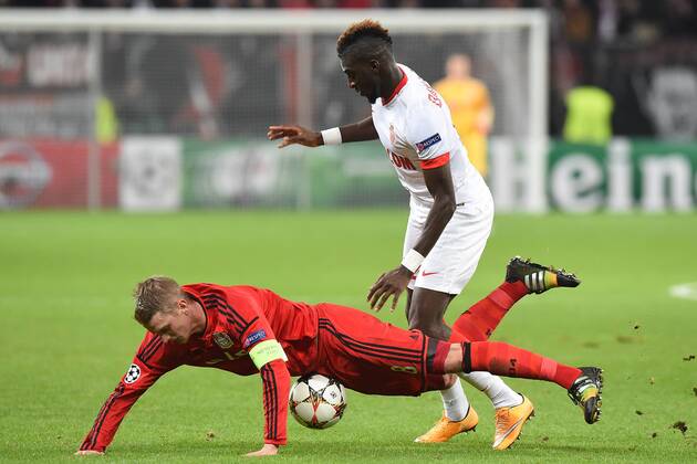 Fußball Champions League Gruppenphase 5. Spieltag Bayer Leverkusen - AS Monaco am 26.11.2014 in der BayArena in Leverkusen Lars Bender ( Leverkusen ), vorne - Tiemoue Bakayoko ( Monaco ), hinten