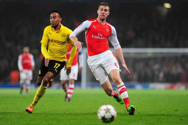Fussball Champions League Vorrunde 5. Spieltag Arsenal London - Borussia Dortmund am 26.11.2014 im Emirates Stadium in London Pierre-Emerick Aubameyang ( Dortmund ), links - Per Mertesacker ( Arsenal ), rechts