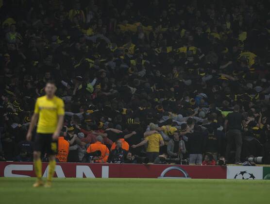 26.11.2014. London. Champions League Group Stage. BVB Borussia Dortmund. The Dortmund fans do the Poznan celebration. xNigelxCookex  ActionPlus11579337