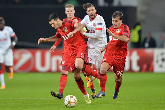 Bayer 04 Leverkusen vs. AS Monaco --- Fussball --- Champions League --- 26.11.2014 Zweikampf, von links: Emir Spahic (Leverkusen), Yannick Ferreira-Carrasco, Ferreira Carrasco (Monaco), Giulio Donati (Leverkusen), Freisteller, Aktion