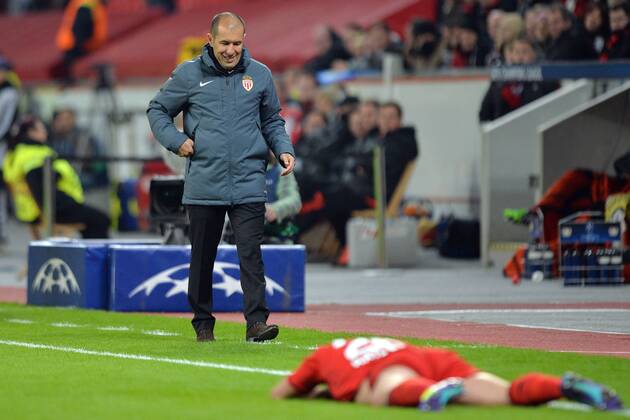 Bayer 04 Leverkusen vs. AS Monaco --- Fussball --- Champions League --- 26.11.2014 Leonardo Jardim (Trainer Monaco), links, und Giulio Donati (Leverkusen), am Boden, Verletzung, Freude, Mimik, Gestik, Freisteller
