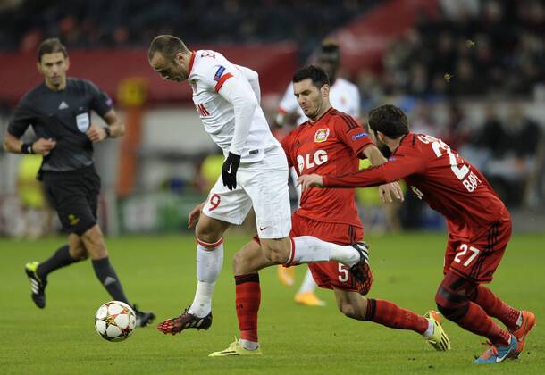 BayArena Leverkusen 26.11.2014, UEFA Champions League 2014 2015 Vorrunde 5. Spieltag, Bayer 04 Leverkusen vs. AS Monaco --- Dimitar Berbatov, Emir Spahic (Leverkusen), Gonzalo Castro (Leverkusen)