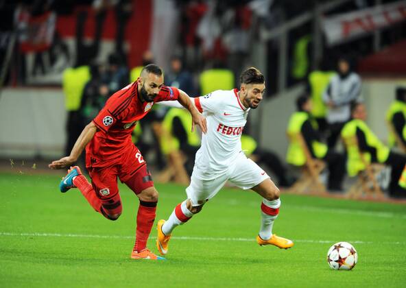 CL 26.11.2014 Bayer 04 Leverkusen - AS Monaco Ömer Toprak (LEV)) gegen Yannick Ferreira-Carrasco (rechts) HM