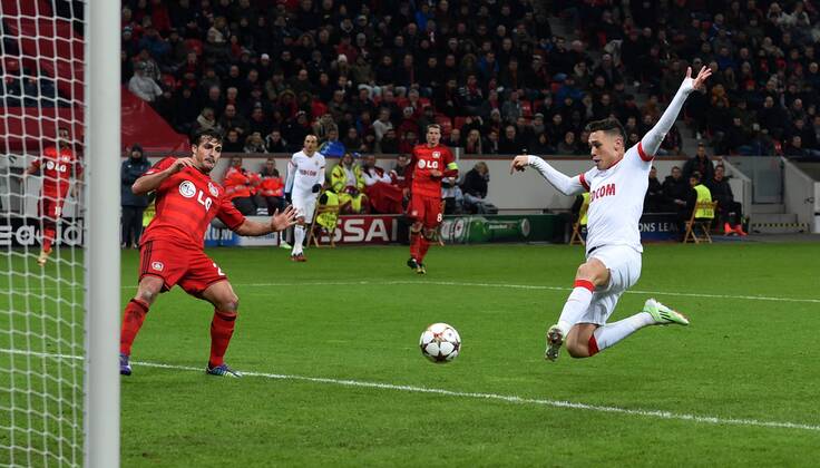 26.11.2014, Fussball, Saison 2014 15, UEFA Champions League, Vorrunde, Bayer 04 Leverkusen - AS Monaco Lucas Ocampos (AS Monaco), re., erzielt das Tor zum 0:1, links Giulio Donati (Bayer 04 Leverkusen)