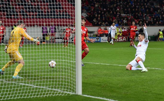 26.11.2014, Fussball, Saison 2014 15, UEFA Champions League, Vorrunde, Bayer 04 Leverkusen - AS Monaco Lucas Ocampos (AS Monaco) re., erzielt gegen Torwart Bernd Leno (Bayer 04 Leverkusen) das Tor zum 0:1