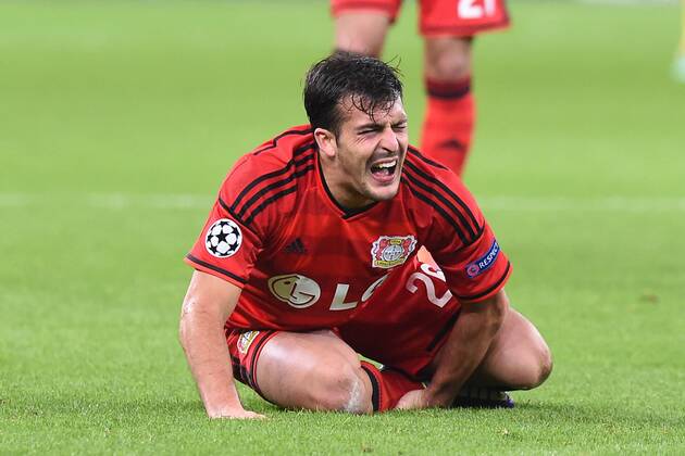 Fußball Champions League Gruppenphase 5. Spieltag Bayer Leverkusen - AS Monaco am 26.11.2014 in der BayArena in Leverkusen Giulio Donati ( Leverkusen ) verletzt am Boden