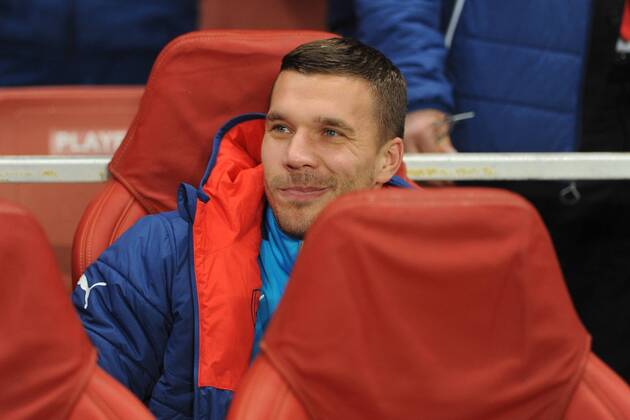 Fussball Champions League Vorrunde 5. Spieltag Arsenal London - Borussia Dortmund am 26.11.2014 im Emirates Stadium in London Lukas Podolski ( Arsenal ) auf der Bank