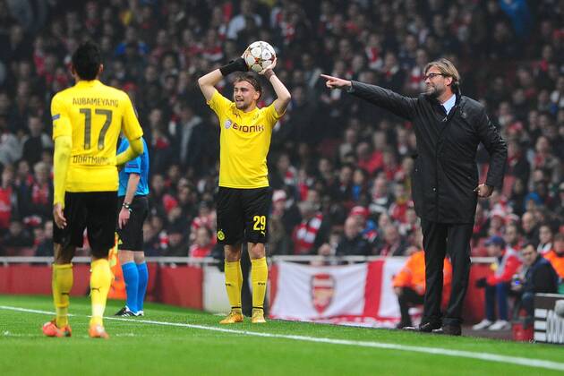 Fussball Champions League Vorrunde 5. Spieltag Arsenal London - Borussia Dortmund am 26.11.2014 im Emirates Stadium in London Marcel Schmelzer ( Dortmund ), mitte - Jürgen Klopp ( Trainer Dortmund ), rechts