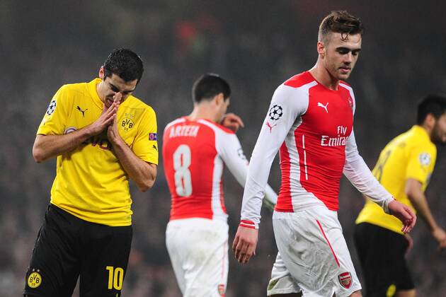 Fussball Champions League Vorrunde 5. Spieltag Arsenal London - Borussia Dortmund am 26.11.2014 im Emirates Stadium in London Henrikh Mkhitaryan ( Dortmund ), links - Calum Chambers ( Arsenal ), rechts