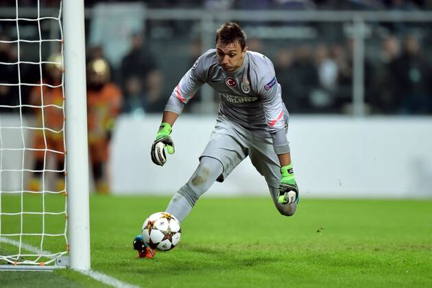 Fernando Muslera of Galatasaray AS misses the ball FOOTBALL : RSC Anderlecht vs Galatasaray - Ligue des Champions - 26 11 2014 PhotoNews Panoramic 