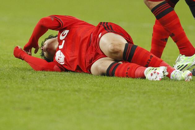 Heung-Min Son (Bayer 04 Leverkusen 7) am Boden Bayer 04 Leverkusen vs AS Monaco, Fussball, Champions-League, 26.11.2014 , EP_JSE
