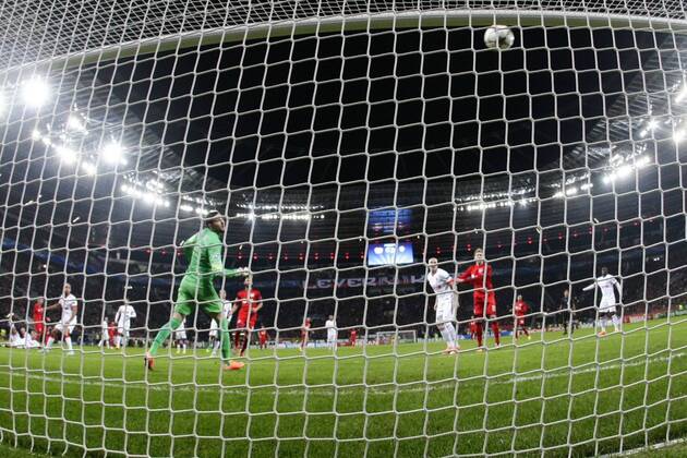 Lattentreffer von Lars Bender (Bayer 04 Leverkusen 8) gegen Danijel Subasic (Monaco) Bayer 04 Leverkusen vs AS Monaco, Fussball, Champions-League, 26.11.2014 , EP_JSE