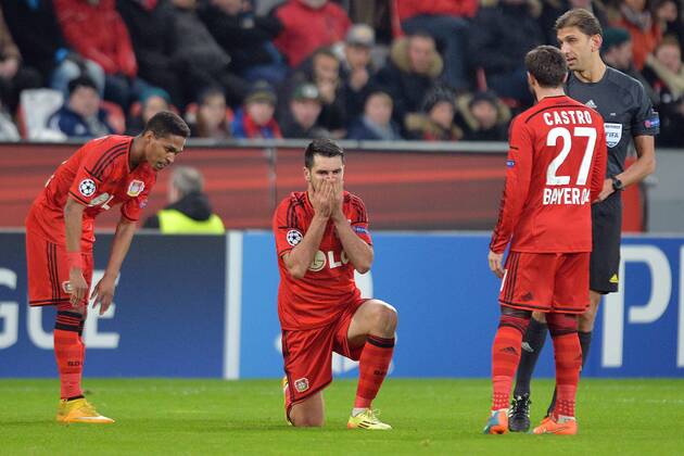 Bayer 04 Leverkusen vs. AS Monaco --- Fussball --- Champions League --- 26.11.2014 Leverkusen, Enttäuschung, Enttaeuschung, von links: Wendell, Emir Spahic, Gonzalo Castro, Paolo Tagliavento (Schiedsrichter), Mimik, Gestik, Freisteller, Mannschaft, Team