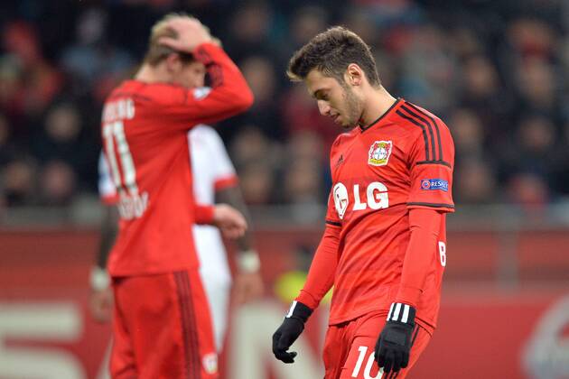 Bayer 04 Leverkusen vs. AS Monaco --- Fussball --- Champions League --- 26.11.2014 Hakan Calhanoglu (Leverkusen), rechts, und Stefan Kießling, Kiessling (Leverkusen), Enttäuschung, Enttaeuschung, halbe Figur