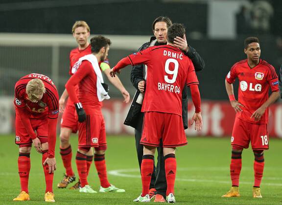 26.11.2014, Fussball Champions League 2014 2015, Vorrunde, 5.Spieltag, Bayer Leverkusen - AS Monaco, in der BayArena Leverkusen. enttäuscht Leverkusen , v.l. Trainer Roger Schmidt (Bayer Leverkusen) tröstet Josip Drmic (Bayer Leverkusen) 
