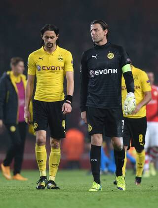 FUSSBALL CHAMPIONS LEAGUE SAISON 2014 2015 Vorrunde Arsenal London - Borussia Dortmund 26.11.2014 Enttaeuschung Borussia Dortmund; Neven Subotic und Torwart Roman Weidenfeller (v.li.) 