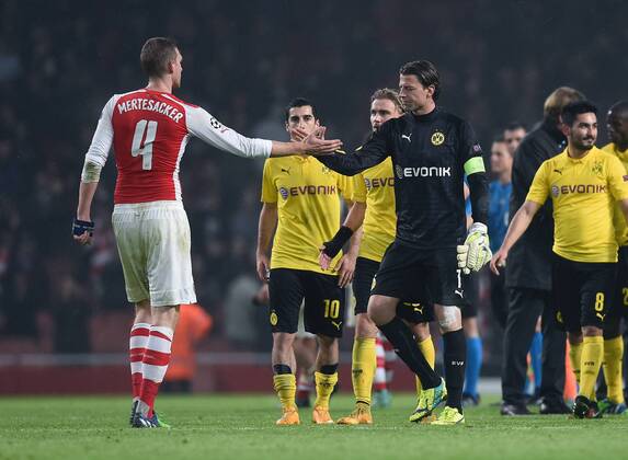 FUSSBALL CHAMPIONS LEAGUE SAISON 2014 2015 Vorrunde Arsenal London - Borussia Dortmund 26.11.2014 Abklatschen Per Mertesacker (li, Arsenal) und Torwart Roman Weidenfeller (re, Borussia Dortmund) 