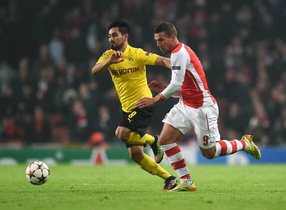 FUSSBALL CHAMPIONS LEAGUE SAISON 2014 2015 Vorrunde Arsenal London - Borussia Dortmund 26.11.2014 Lukas Podolski (re, Arsenal) gegen Ilkay Guendogan (Borussia Dortmund) 