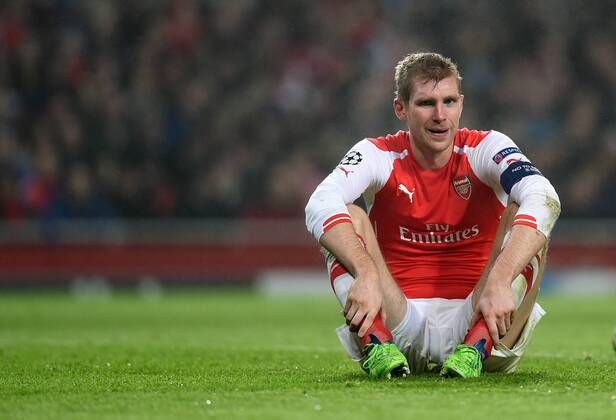 FUSSBALL CHAMPIONS LEAGUE SAISON 2014 2015 Vorrunde Arsenal London - Borussia Dortmund 26.11.2014 Per Mertesacker (Arsenal) sitz auf dem Rasen 