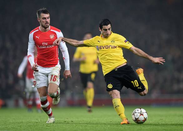 FUSSBALL CHAMPIONS LEAGUE SAISON 2014 2015 Vorrunde Arsenal London - Borussia Dortmund 26.11.2014 Henrikh Mkhitaryan (re, Borussia Dortmund) gegen Aaron Ramsey (Arsenal) 