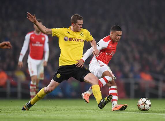 FUSSBALL CHAMPIONS LEAGUE SAISON 2014 2015 Vorrunde Arsenal London - Borussia Dortmund 26.11.2014 Sven Bender (li, Borussia Dortmund) gegen Alex Oxlade-Chamberlain (Arsenal) 