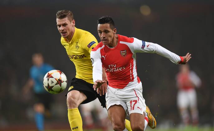 FUSSBALL CHAMPIONS LEAGUE SAISON 2014 2015 Vorrunde Arsenal London - Borussia Dortmund 26.11.2014 Alexis Sanchez (re, Arsenal) gegen Dong-Won Ji (Borussia Dortmund) 