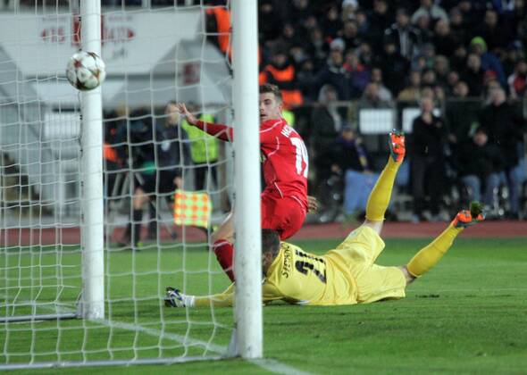 26.11.2014. Sofia, Bulgaria. Champions League Group Stage. PFC Ludogorets Razgrad versus FC Liverpool. The goal for 2:1 for FC Liverpool, scored by Henderson past goalkeeper Vladislav STOYANOV (Razgrad) xWolfgangxFehrmannx  ActionPlus11579486